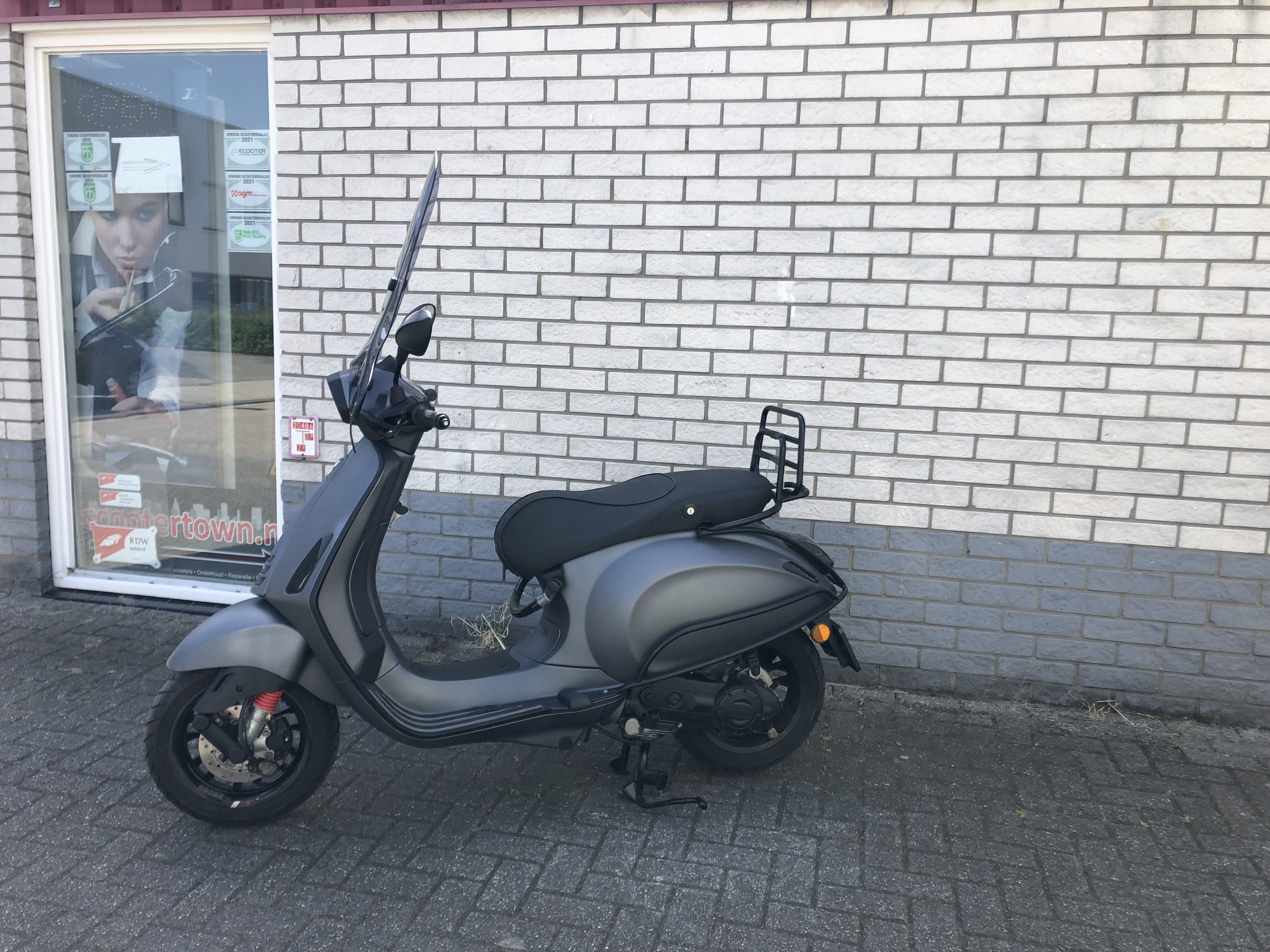 zelf Vaarwel Wetland JONGE VESPA SPRINT S 45KM BROM BJ2020 2700KM MAT GRIJS - www.ScooterProf.nl