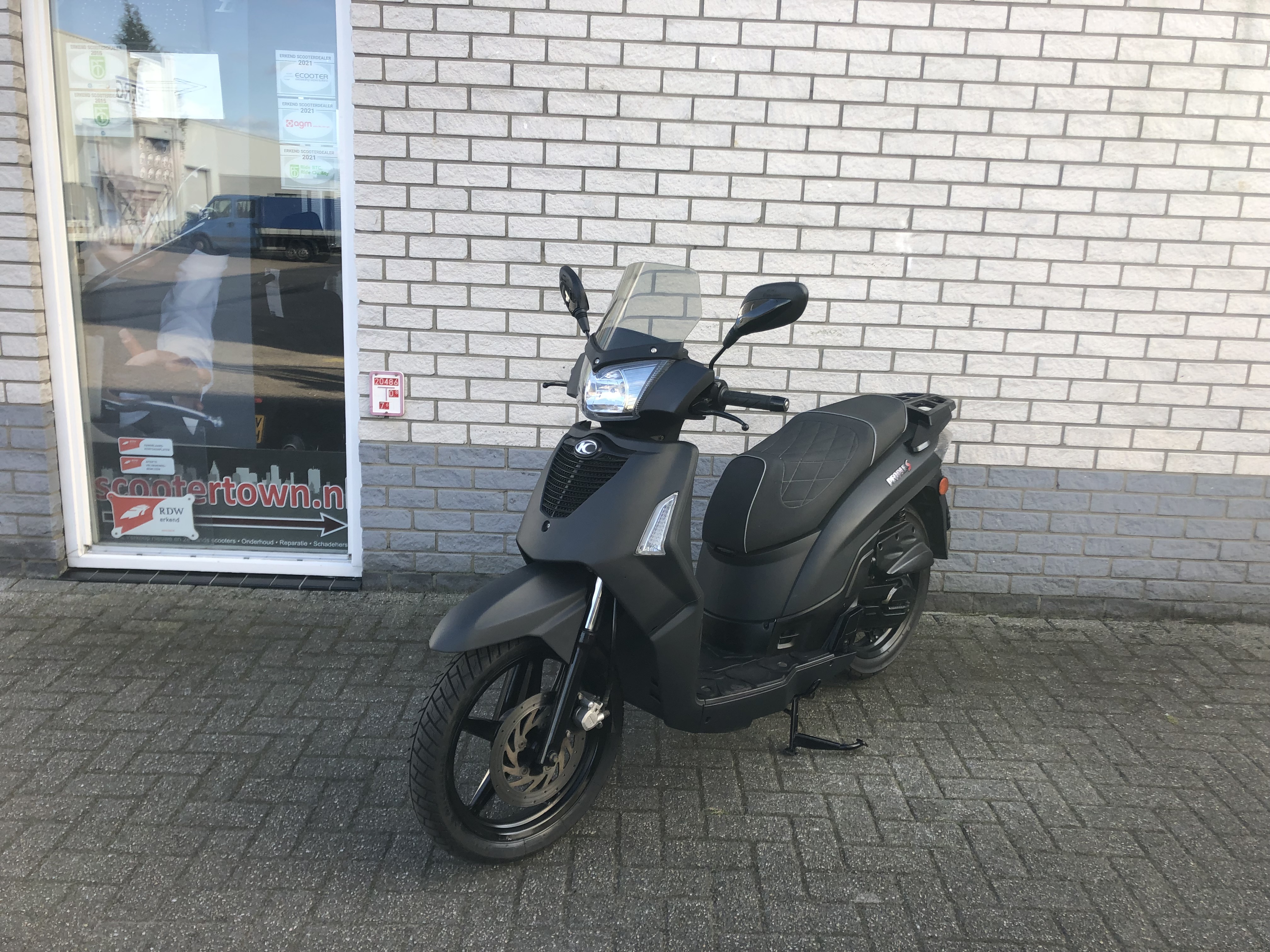 herhaling scheuren Ongelijkheid MOOIE KYMCO PEOLPE S 45KM BROM MAT ZWART BJ2018 10.000KM... - www.ScooterProf.nl herhaling scheuren Ongelijkheid MOOIE KYMCO PEOLPE S 45KM BROM MAT ZWART BJ2018 10.000KM... - www.ScooterProf.nl