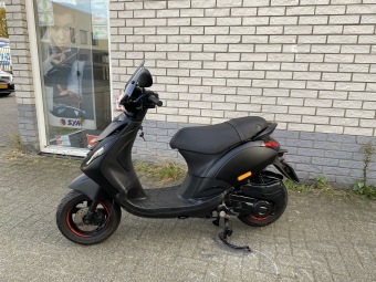 JONGE PIAGGIO ZIP SP 45KM BROM MAT ZWART BJ2022 4000KM