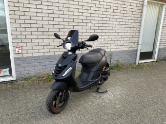  JONGE PIAGGIO ZIP SP 45KM BROM MAT ZWART BJ2022 4000KM