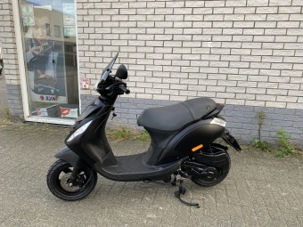 MOOIE PIAGGIO ZIP SP 45 4-TAKT MAT BLACK BROM BJ2016 5.000KM