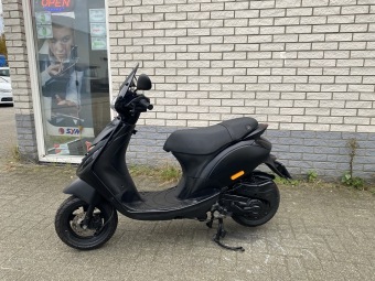 GAVE PIAGGIO ZIP SP 45 4-TAKT MAT BLACK BROM BJ2015 7000KM