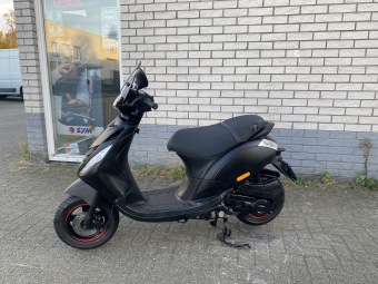 GAVE PIAGGIO ZIP SP 45KM BROM MAT ZWART BJ2021 6000KM