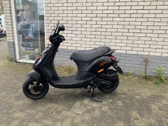 DIKKE PIAGGIO ZIP SP 45KM BROM MAT ZWART BJ2018 6000KM