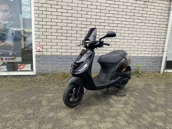 DIKKE PIAGGIO ZIP SP 45KM BROM MAT ZWART BJ2018 6000KM
