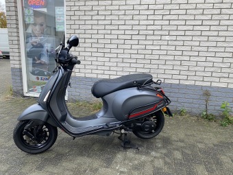 DIKKE VESPA SPRINT S 45KM BROM MAT GREY BJ2021 7000KM VOL OPTIES