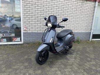 DIKKE VESPA SPRINT S 45KM BROM MAT GREY BJ2021 7000KM VOL OPTIES
