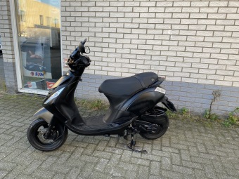 DIKKE PIAGGIO ZIP SP 45KM BROM MAT ZWART BJ2017 6000KM
