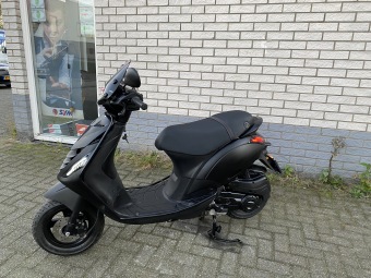 JONGE PIAGGIO ZIP SP 45KM BROM MAT ZWART BJ2023 4000KM