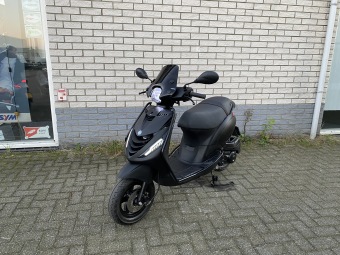 JONGE PIAGGIO ZIP SP 45KM BROM MAT ZWART BJ2023 4000KM