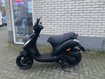 LEUKE PIAGGIO ZIP SP 45 4-TAKT MAT BLACK BROM BJ2010 7.000KM