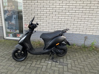 MOOIE PIAGGIO ZIP SP 45KM BROM MAT ZWART BJ2014 8000KM