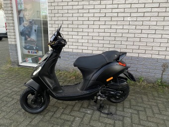 LEUKE PIAGGIO ZIP SP 45KM BROM MAT ZWART BJ2021 4500KM