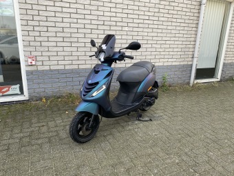 DIKKE PIAGGIO ZIP SP 45KM BROM MAT CAMELEON BJ2015 7000KM