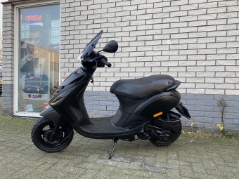 DIKKE PIAGGIO ZIP SP 45KM BROM MAT ZWART BJ2008 12000KM