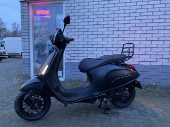 DIKKE VESPA SPRINT S 45KM 4-TAKT BROM MAT BLACK 8000KM BJ2019