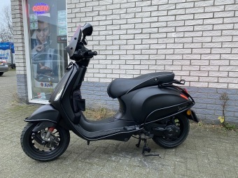 DIKKE VESPA SPRINT S 45KM BROM MAT BLACK 9000KM BJ2015 VOL OPTIES 