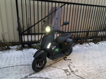 LEUKE VESPA SPRINT PRIMAVERA MAT BLACK VOL OPTIES BJ2018 8000KM