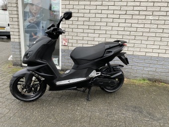 PRACHTIGE PEUGEOT SPEEDFIGHT 45KM BROM ZWART BJ2021 7000KM