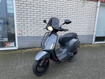 MOOIE VESPA SPRINT S 45KM BROM MAT GREY BJ2021 8000KM VOL OPTIES