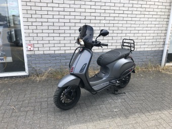 MOOIE VESPA SPRINT S 45KM BROM MAT GREY BJ2018 8000KM VOL OPTIES