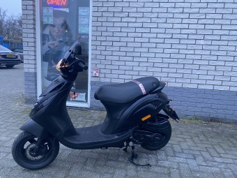 JONGE PIAGGIO ZIP SP 45KM BROM MAT ZWART BJ2022 2000KM