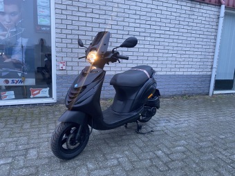 JONGE PIAGGIO ZIP SP 45KM BROM MAT ZWART BJ2022 2000KM