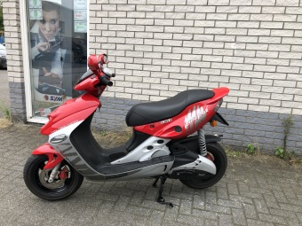 BIJNA NIEUWE MALAGUTI FIREFOX F15 LC DD 2-TAKT ROOD BJ2022 8000KM LIEFHEBBER