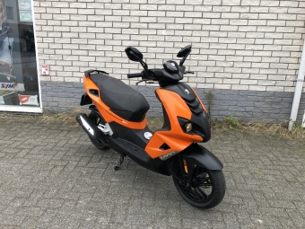 BIJNA NIEUWE PEUGEOT SPEEDFIGHT 4 BROM 45KM ORANGE SPECIAL BJ2018 7000KM