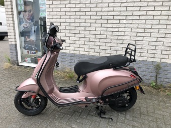 SPECIAL VESPA SPRINT S 45KM BROM ROSE GOLD BJ2023 4000KM VOL OPTIES