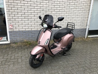 SPECIAL VESPA SPRINT S 45KM BROM ROSE GOLD BJ2023 4000KM VOL OPTIES