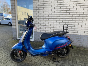 DIKKE VESPA SPRINT S 45KM BROM MAT BLEU VIVACE BJ2022 8000KM VOL OPTIES