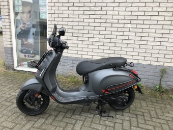 MOOIE VESPA SPRINT S 45KM BROM MAT GREY BJ2021 8000KM VOL OPTIES