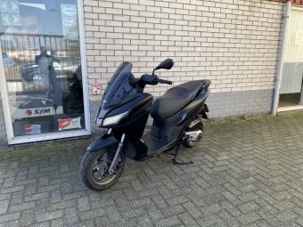 LEUKE APRILIA SXR 50 BROM 45KM ZWART BJ2022 11000KM