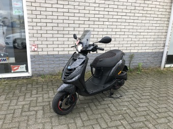 GAVE  PIAGGIO ZIP SP 45 4-TAKT FORCED CARBON  BROM  BJ2019 5000KM 