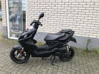 DIKKE YAMAHA AAEROX R 45KM 4-TAKT MAT ZWART BJ2015 7000KM