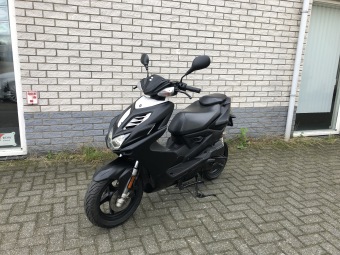 DIKKE YAMAHA AAEROX R 45KM 4-TAKT MAT ZWART BJ2015 7000KM