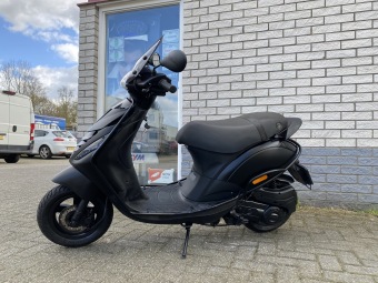 GAVE  PIAGGIO ZIP SP 45 4T MAT BLACK BROM BJ2020 8000KM VOL OPTIES 
