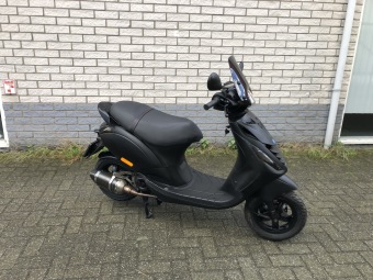 JONGE PIAGGIO ZIP SP 45KM BROM MAT ZWART BJ2022 6000KM
