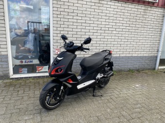 WEINIG GEBRUIKTE  PEUGEOT SPEEDFIGHT 4 BROM 45KM BLACK EDITION BJ2019 3900KM