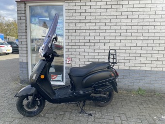 MOOIE SYM FIDDLE 2 BROM 45KM 4-TAKT BLACK ON BLACK BJ2021 6000KM VOL OPTIES