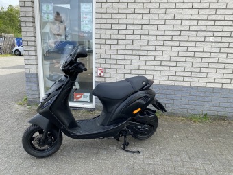 DIKKE PIAGGIO ZIP SP 45KM BROM MAT BLACK BJ2006 9000KM