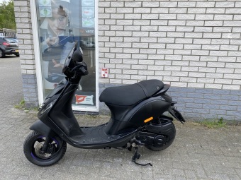 MOOIE PIAGGIO ZIP SP 45 4-TAKT MAT BLACK BROM BJ2019 8000KM