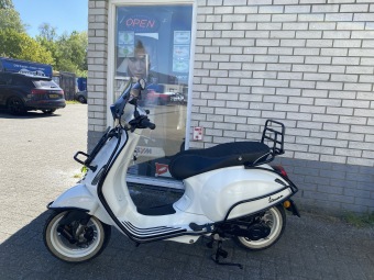 PRACHTIGE VESPA SPRINT S 45KM BROM BLACK ON WHITE BJ2025 9000KM