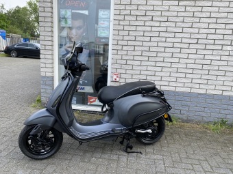 MOOIE VESPA SPRINT S 45KM 4-T BROM MAT GRIJS  BJ2017 9000KM