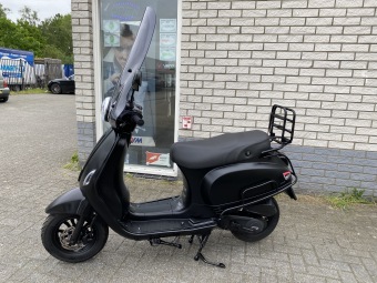 PRACHTIGE GTS VESPA LOOK RIVA 45KM BROM ZWART BJ2024 6000KM