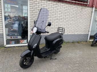 PRACHTIGE GTS VESPA LOOK RIVA 45KM BROM ZWART BJ2024 6000KM