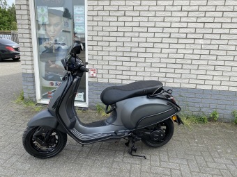 LEUKE VESPA SPRINT S 45KM BROM MAT GREY BJ2018 9000KM 4-TAKT 