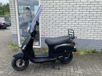 LEUKE VESPA LOOK AGM RIVA SOURIS 45KM BROM ZWART BJ2021 5000KM