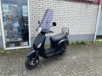 LEUKE VESPA LOOK AGM RIVA SOURIS 45KM BROM ZWART BJ2021 5000KM